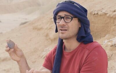 Le Dr. Filipe Natalio, vu ici sur un site dans le désert du Néguev, tenant un outil en silex. (capture d'écran)