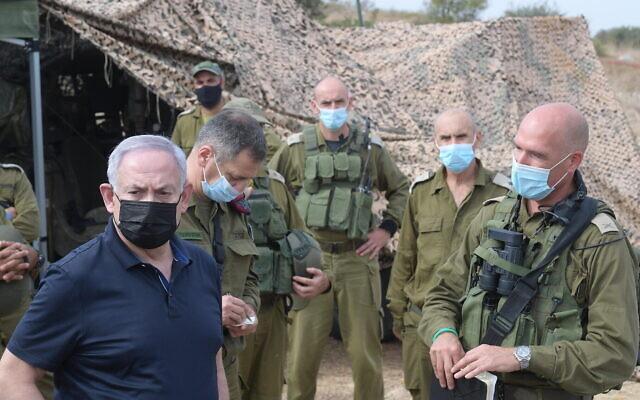 Le Premier ministre Benjamin Netanyahu (à gauche) assiste à un exercice militaire dans le nord d'Israël, le 28 octobre 2020. (Amos Ben Gershom/GPO) Le Premier ministre Benjamin Netanyahu (à gauche) assiste à un exercice militaire dans le nord d'Israël, le 28 octobre 2020. (Amos Ben Gershom/GPO)