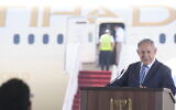 Le Premier ministre Netanyahu s'exprimant lors d'une cérémonie de signature au cours de laquelle Israël et les EAU ont signé quatre accords bilatéraux à l'aéroport Ben-Gourion de Tel-Aviv, le 20 octobre 2020. (Crédit : Amos Ben Gershom/GPO)
