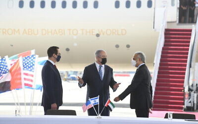 De gauche à droite : le secrétaire américain Mnuchin, le Premier ministre Netanyahu et le ministre d'État des EAU pour les Affaires financières Obaid Humaid Al Tayer lors d'une cérémonie au cours de laquelle Israël et les EAU ont signé quatre accords bilatéraux à l'aéroport Ben Gurion de Tel Aviv, le 20 octobre 2020. (Crédit : Amos Ben Gershom/GPO)