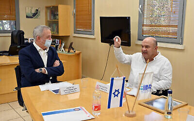 Le ministre de la Défense, Benny Gantz, parle au directeur de l'Institut de recherche biologique, le professeur Shmuel Shapira, au laboratoire de Ness Ziona, le 6 août 2020. (Crédit : Ariel Hermoni/ ministère de la Défense)