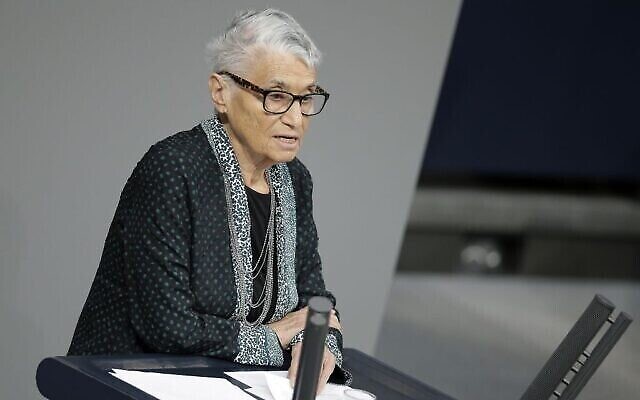 La survivante de la Shoah Ruth Klueger lit un discours lors d'une cérémonie de commémoration au Bundestag, à Berlin, lors de la journée du souuvenir de la Shoah, le 27 janvier 2016. (AP Photo/Michael Sohn) La survivante de la Shoah Ruth Klueger lit un discours lors d'une cérémonie de commémoration au Bundestag, à Berlin, lors de la journée du souuvenir de la Shoah, le 27 janvier 2016. (AP Photo/Michael Sohn)