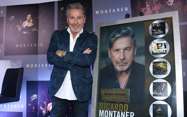 Ricardo Montaner pose pour des photos lors d'une conférence de presse à Mexico, le 4 juillet 2019, en reconnaissance de ses ventes record. (Adrián Monroy/Medios y Media/Getty Images via JTA) Ricardo Montaner pose pour des photos lors d'une conférence de presse à Mexico, le 4 juillet 2019, en reconnaissance de ses ventes record. (Adrián Monroy/Medios y Media/Getty Images via JTA)