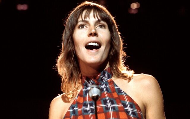 Helen Reddy se produit en direct au début des années 1970. (Tony Russell/Redferns/Getty Images via JTA)