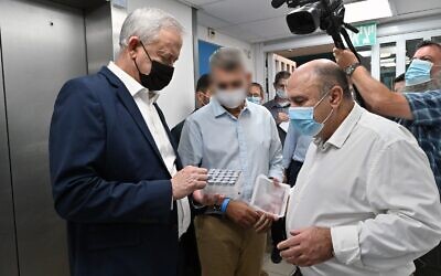 Le ministre de la Défense, Benny Gantz, s'entretient avec le directeur de l'Institut de recherche biologique, le professeur Shmuel Shapira, au laboratoire de Ness Ziona, le 6 août 2020. (Crédit : Ariel Hermoni/ ministère de la Défense)