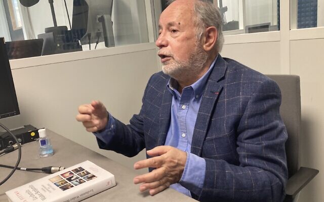 Samuel Sandler avec le livre de Lisa Fittko, "Le chemin Walter Benjamin. Souvenirs 1940‐1941" (Seuil) traduit par Léa Marcou. (Sandrine Szwarc)