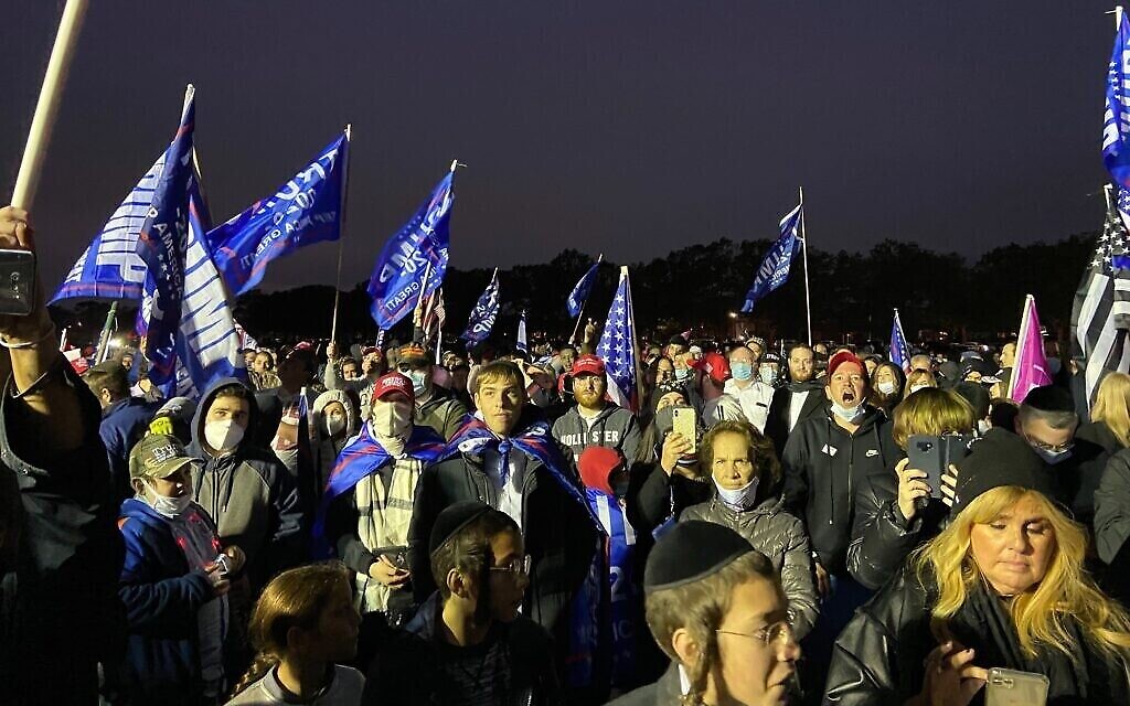 Des gens réunis lors d'un rassemblement pro-Trump au Marine Park, à Brooklyn, le 25 octobre 2020. (Crédit : Jacob Magid/Times of Israel) Des gens réunis lors d'un rassemblement pro-Trump au Marine Park, à Brooklyn, le 25 octobre 2020. (Crédit : Jacob Magid/Times of Israel)