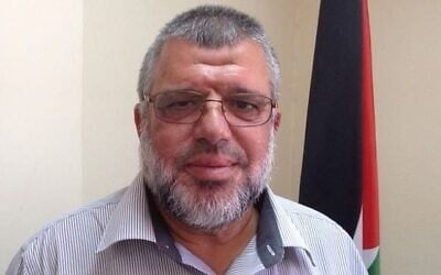 Hassan Yousef, responsable du Hamas, dans son bureau de Ramallah, le 30 juillet 2015. (Crédit : Elhanan Miller / Times of Israel)