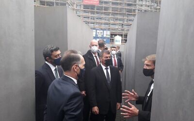 Le ministre israélien des Affaires étrangères Gabi Ashkenazi, deuxième à droite, le ministre des Affaires étrangères des Émirats arabes unis, Abdulah Bin Zayed al Nahyan, à gauche, et le ministre allemand des Affaires étrangères, Heiko Maas, deuxième à gauche, au Mémorial de l'Holocauste de Berlin, le 6 octobre 2020. (Crédit : Ministère des Affaires étrangères israélien)