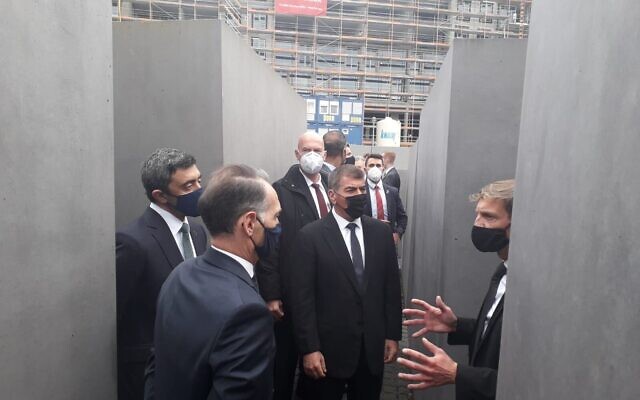 Le ministre israélien des Affaires étrangères Gabi Ashkenazi, deuxième à droite, le ministre des Affaires étrangères des Émirats arabes unis, Abdulah Bin Zayed al Nahyan, à gauche, et le ministre allemand des Affaires étrangères, Heiko Maas, deuxième à gauche, au Mémorial de l'Holocauste de Berlin, le 6 octobre 2020. (Crédit : Ministère des Affaires étrangères israélien) Le ministre israélien des Affaires étrangères Gabi Ashkenazi, deuxième à droite, le ministre des Affaires étrangères des Émirats arabes unis, Abdulah Bin Zayed al Nahyan, à gauche, et le ministre allemand des Affaires étrangères, Heiko Maas, deuxième à gauche, au Mémorial de l'Holocauste de Berlin, le 6 octobre 2020. (Crédit : Ministère des Affaires étrangères israélien)