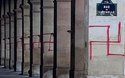 Les tags antisémites découverts rue de Rivoli. (Crédit : Twitter/Gérald Darmanin)