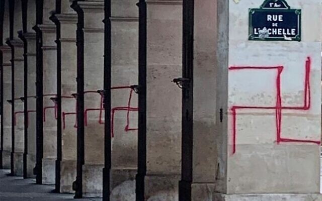 Les tags antisémites découverts rue de Rivoli. (Crédit : Twitter/Gérald Darmanin)