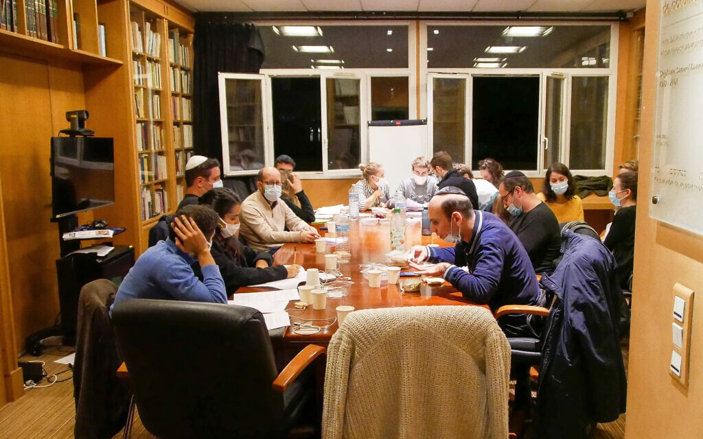Des membres du groupe d'études Ladaat, à Paris. Des membres du groupe d'études Ladaat, à Paris.
