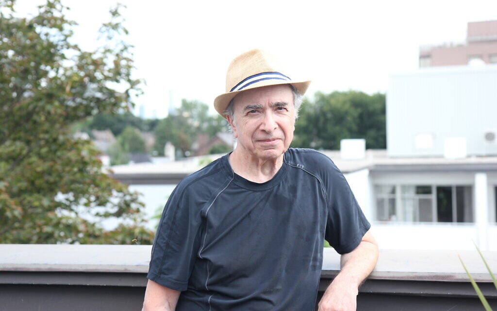 Michael Posner, auteur de "Leonard Cohen, Untold Stories", pose sur le toit-terrasse de son immeuble du centre-ville de Toronto, le 21 août 2020. (Etye Sarner) Michael Posner, auteur de "Leonard Cohen, Untold Stories", pose sur le toit-terrasse de son immeuble du centre-ville de Toronto, le 21 août 2020. (Etye Sarner)