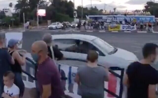 Capture d'écran d'un conducteur qui aurait pulvérisé du gaz poivre par la fenêtre d'une voiture sur des manifestants contre le Premier ministre Benjamin Netanyahu à l'intersection Aluf Sadeh, le 25 juillet 2020. (Twitter)