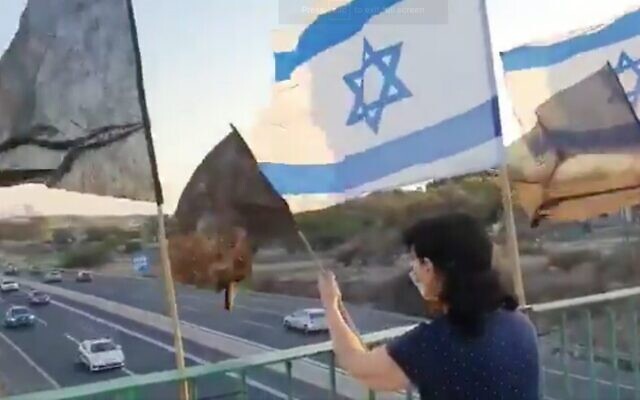 Capture d'écran de la vidéo du moment où des volontaires de la police dans une voiture de patrouille, (en bas à gauche), ont crié leur soutien au Premier ministre alors qu'ils passaient sous un pont où se trouvaient des manifestants anti-gouvernement, le 5 octobre 2020. (Twitter) Capture d'écran de la vidéo du moment où des volontaires de la police dans une voiture de patrouille, (en bas à gauche), ont crié leur soutien au Premier ministre alors qu'ils passaient sous un pont où se trouvaient des manifestants anti-gouvernement, le 5 octobre 2020. (Twitter)