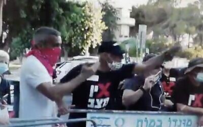 Une vidéo diffusée par la Douzième chaîne montre le général de l'armée de l'air israélienne à la retraite Amir Haskel lors d'une manifestation aux abords de la résidence du Premier ministre, le 7 octobre 2020. (Capture d'écran : Twitter)