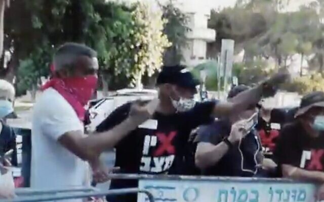 Une vidéo diffusée par la Douzième chaîne montre le général de l'armée de l'air israélienne à la retraite Amir Haskel lors d'une manifestation aux abords de la résidence du Premier ministre, le 7 octobre 2020. (Capture d'écran : Twitter)
