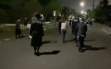 Un groupe de juifs ultra-orthodoxes est vu à Melbourne, en Australie, le 10 octobre 2020. (Capture d'écran : Twitter)