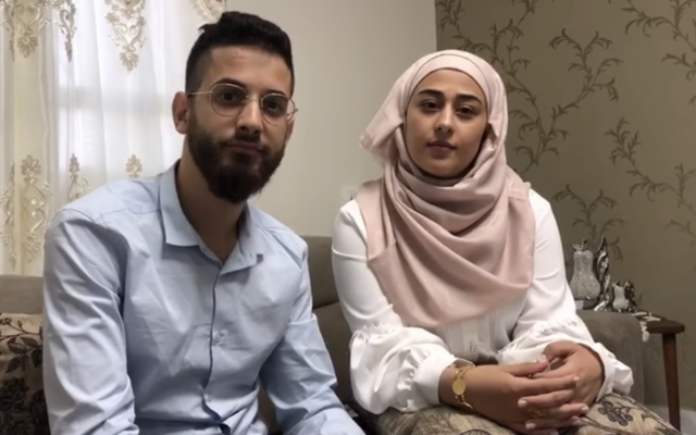 Anas et Riham Aghbaria, qui habitent Umm al-Fahm, ont décidé de donner l'argent qui était destiné à leur mariage massif à des œuvres caritatives dans le contexte de la pandémie de coronavirus.(Capture d'écran : Facebook) Anas et Riham Aghbaria, qui habitent Umm al-Fahm, ont décidé de donner l'argent qui était destiné à leur mariage massif à des œuvres caritatives dans le contexte de la pandémie de coronavirus.(Capture d'écran : Facebook)