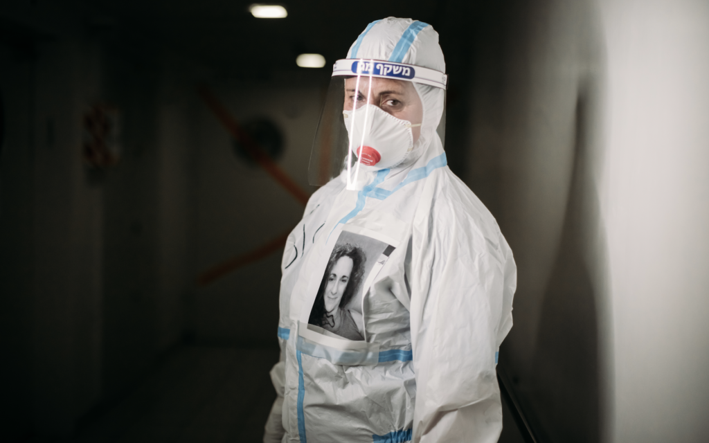 Une membre du personnel du centre médical Bnai Zion de Haïfa pendant la pandémie de coronavirus en 2020. (Autorisation : Micha Brickman)