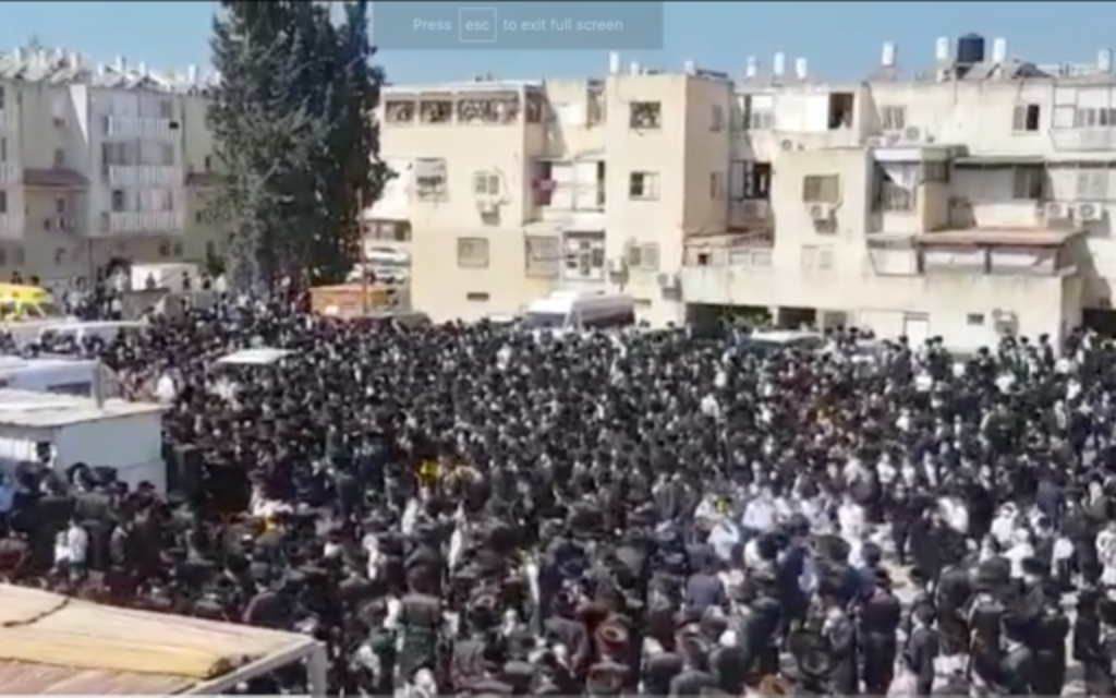 Un policier israélien sur les lieux d'un attentat à la bombe dans un bus à Haïfa, le 5 mars 2003. Un kamikaze palestinien s'est fait exploser dans le bus bondé, faisant au moins 17 morts et des dizaines de blessés. (Ronen Lidor/ Flash90)