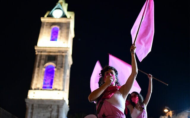 Des Israéliens manifestent contre le Premier ministre Benjamin Netanyahu, à Jaffa, Tel Aviv, le 8 octobre 2020. (Crédit : Tomer Neuberg / Flash90) Des Israéliens manifestent contre le Premier ministre Benjamin Netanyahu, à Jaffa, Tel Aviv, le 8 octobre 2020. (Crédit : Tomer Neuberg / Flash90)