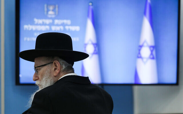 Le ministre de la Santé de l'époque, Yaakov Litzman, assiste à une conférence de presse sur le coronavirus au bureau du Premier ministre à Jérusalem, le 25 mars 2020. (Olivier Fitoussi/Flash90) Le ministre de la Santé de l'époque, Yaakov Litzman, assiste à une conférence de presse sur le coronavirus au bureau du Premier ministre à Jérusalem, le 25 mars 2020. (Olivier Fitoussi/Flash90)