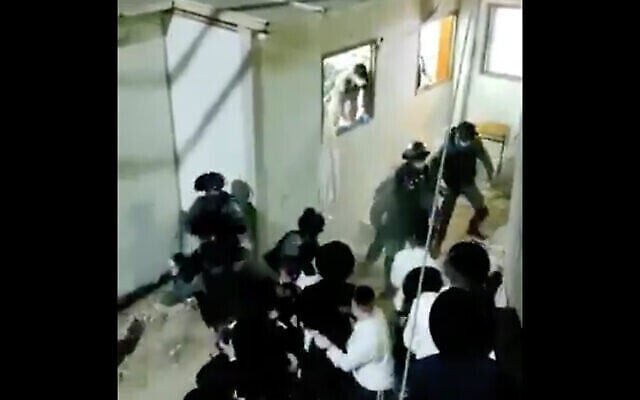 La police affronte des fidèles ultra-orthodoxes à Modiin Illit, le 8 octobre 2020. (Capture d'écran / Ynet)