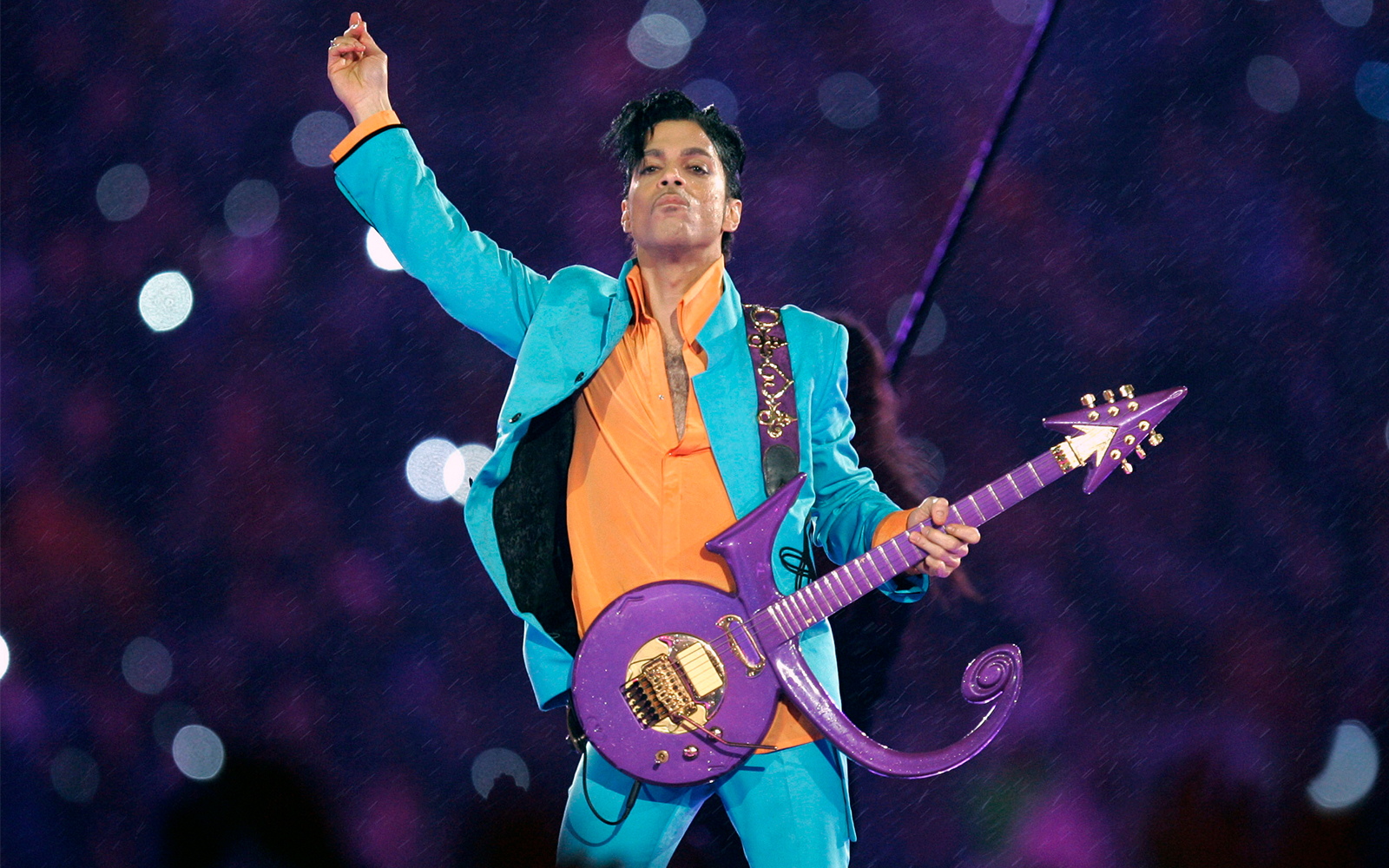 Prince lors du spectacle de la mi-temps du Super Bowl à Miami, en Floride, le 4 février 2007. (AP Photo/Chris O'Meara, File) Prince lors du spectacle de la mi-temps du Super Bowl à Miami, en Floride, le 4 février 2007. (AP Photo/Chris O'Meara, File)