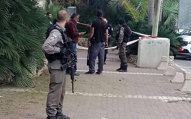 Illustration : un agent de la police des frontières à l'entrée de l'implantation de Hashmonaim, où un Palestinien armé a été arrêté, le 9 février 2018. (Autorisation) Illustration : un agent de la police des frontières à l'entrée de l'implantation de Hashmonaim, où un Palestinien armé a été arrêté, le 9 février 2018. (Autorisation)