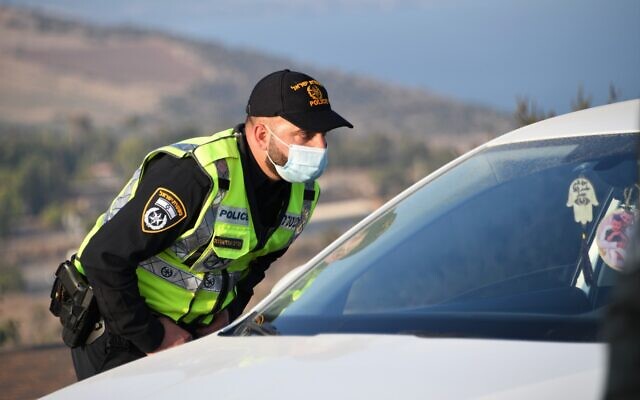 La police israélienne fait appliquer les règles du coronavirus (Autorisation : Police israélienne) La police israélienne fait appliquer les règles du coronavirus (Autorisation : Police israélienne)