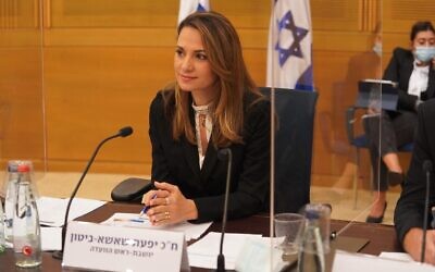 La députée du Likud Yifat Shasha-Biton lors d'une réunion de la commission du coronavirus de la Knesset à Jérusalem, le 13 octobre 2020. (Shmulik Grossman/Knesset)