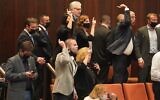 Des députés de l'opposition expriment leur colère après l'annulation par le président de la Knesset Yariv Levin du vote demandant une enquête sur l'affaire des sous-marins, le 21 octobre 2020. (Shmulik Grossman/Knesset)