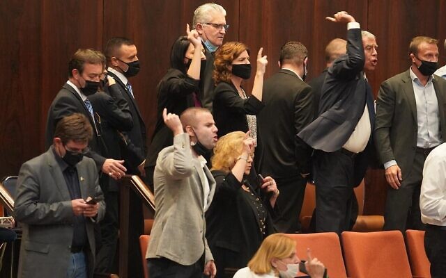 Des députés de l'opposition expriment leur colère après l'annulation par le président de la Knesset Yariv Levin du vote demandant une enquête sur l'affaire des sous-marins, le 21 octobre 2020. (Shmulik Grossman/Knesset) Des députés de l'opposition expriment leur colère après l'annulation par le président de la Knesset Yariv Levin du vote demandant une enquête sur l'affaire des sous-marins, le 21 octobre 2020. (Shmulik Grossman/Knesset)