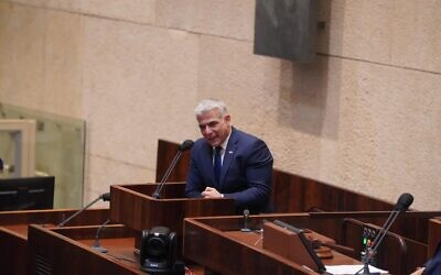 Le chef du parti Yesh Atid, Yair Lapid, s'exprime lors du plénum de la Knesset, le 28 octobre 2020. (Shmulik Grossman/Knesset)