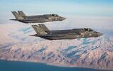 Des avions de chasse du deuxième escadron de F-35 de l'IAF, les Lions du Sud, survolant le sud d'Israël. (Crédit : Armée israélienne)