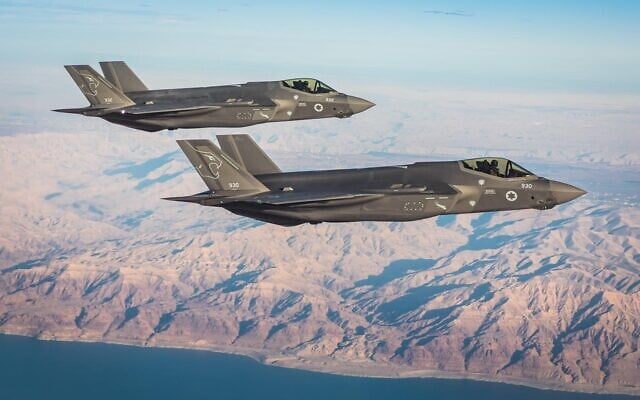 Des avions de chasse du deuxième escadron de F-35 de l'IAF, les Lions du Sud, survolant le sud d'Israël. (Crédit : Armée israélienne) Des avions de chasse du deuxième escadron de F-35 de l'IAF, les Lions du Sud, survolant le sud d'Israël. (Crédit : Armée israélienne)