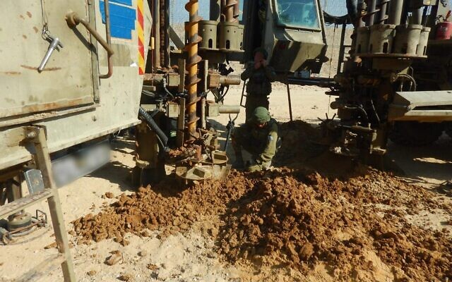Un soldat opère le long de la frontière avec le sud de la bande de Gaza, après qu'un tunnel entrant en territoire israélien ait été découvert dans la région, le 20 octobre 2020. (Crédit : armée israélienne) Un soldat opère le long de la frontière avec le sud de la bande de Gaza, après qu'un tunnel entrant en territoire israélien ait été découvert dans la région, le 20 octobre 2020. (Crédit : armée israélienne)