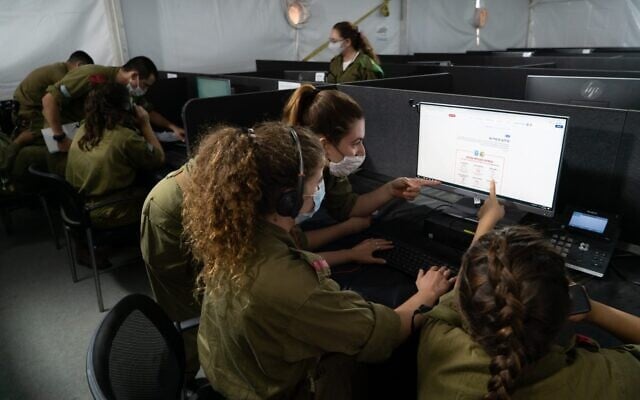 Des soldats de l'armée israélienne effectuent la recherche des contacts des patients atteints de coronavirus. (Armée israélienne)