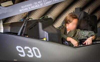 Capitaine « Shin », la seule femme pilote de F-35 de l'armée de l'air israélienne – qui n’est identifiée que par son rang et l’initiale hébraïque de son nom – assise dans l'un des avions de combat de cinquième génération sur une photographie non datée. (Armée de défense d’Israël)