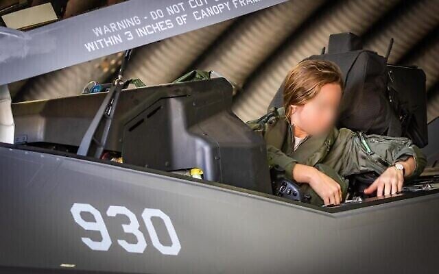 Capitaine « Shin », la seule femme pilote de F-35 de l'armée de l'air israélienne – qui n’est identifiée que par son rang et l’initiale hébraïque de son nom – assise dans l'un des avions de combat de cinquième génération sur une photographie non datée. (Armée de défense d’Israël) Capitaine « Shin », la seule femme pilote de F-35 de l'armée de l'air israélienne – qui n’est identifiée que par son rang et l’initiale hébraïque de son nom – assise dans l'un des avions de combat de cinquième génération sur une photographie non datée. (Armée de défense d’Israël)