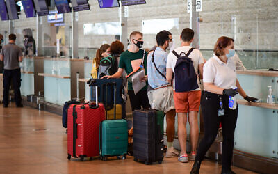 Passagers à l'aéroport international Ben Gurion le 24 septembre 2020. (Avshalom Sassoni/Flash90)