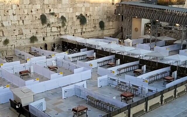 Le mur Occidental, sectionné en zones de prière, dans le cadre des restrictions liées à la pandémie de coronavirus, le 15 octobre 2020. (Crédit : Western Wall Heritage Foundation)