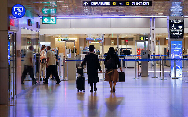 Voyageurs à l'aéroport international de Ben Gurion, lors d'un confinement national, le 12 octobre 2020. (Olivier Fitoussi/FLASH90) Voyageurs à l'aéroport international de Ben Gurion, lors d'un confinement national, le 12 octobre 2020. (Olivier Fitoussi/FLASH90)