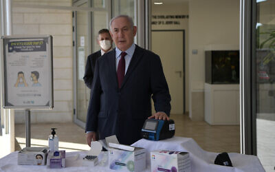 Le Premier ministre Benjamin Netanyahu subissant un test de coronavirus de 15 minutes, le 6 octobre 2020. (Kobi Gideon/GPO)