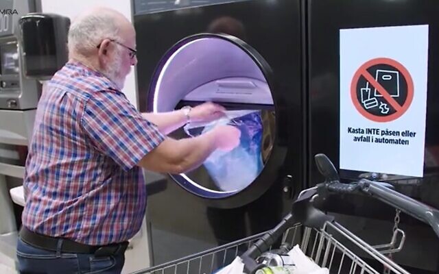 Un usager met des bouteilles dans un automate qui va les compresser et émettre un bon permettant de récupérer la consigne. (Capture d'écran : Tomra Group)