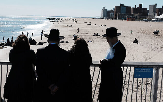 Juifs orthodoxes à Coney Island à Brooklyn, le 24 avril 2019. (Spencer Platt/Getty Images) Juifs orthodoxes à Coney Island à Brooklyn, le 24 avril 2019. (Spencer Platt/Getty Images)