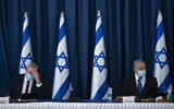 Le Premier ministre Benjamin Netanyahu, à droite, et le ministre de la Défense Benny Gantz lors de la réunion hebdomadaire du cabinet au ministère des Affaires étrangères à Jérusalem, le 5 juillet 2020. (Amit Shabi/Flash90)