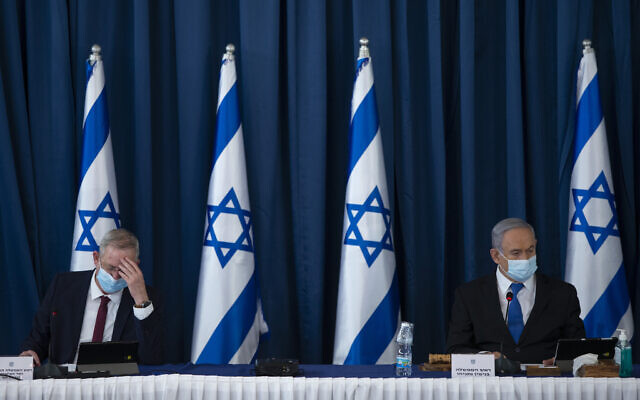 Le Premier ministre Benjamin Netanyahu, à droite, et le ministre de la Défense Benny Gantz lors de la réunion hebdomadaire du cabinet au ministère des Affaires étrangères à Jérusalem, le 5 juillet 2020. (Amit Shabi/Flash90)